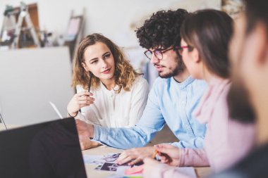 Yeni açılan bir şirket ofisinde yeni bir proje üzerinde çalışan bir grup genç iş arkadaşı. Eş zamanlı çalışma alanında çalışmak.