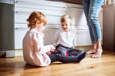 Babaanne ve babaları işteyken torunlarına bakıyor, küçük çocuklara yardım ediyor. Büyükanne ve büyükbabanın bakımı kavramı.