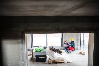 İş arkadaşı, inşaat alanında geçirdiği kazadan sonra yaralanan işçilere iş güvenliği ve işyerindeki sağlık kavramını ilk yardım olarak verdi.