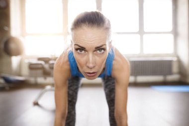 Spor salonunda egzersiz yapan güzel bir kadın. Kadınlar için rutin çalışma fiziksel ve zihinsel sağlık.
