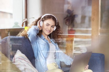 Kıvırcık saçlı, kulaklık takan, müzik dinleyen, olumlu yorumları olan güzel bir kadın. Tek başına dans ediyor..