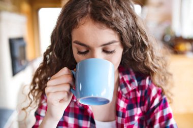 Kahve içen kız öğrenci, üniversitede final sınavına çalışıyor. Evdeki güzel öğrenci..