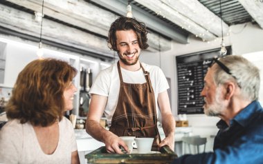 Kahve dükkanında yaşlı müşterilere hizmet eden genç bir barista. Bir kafede yarı zamanlı çalışan üniversite öğrencisi..