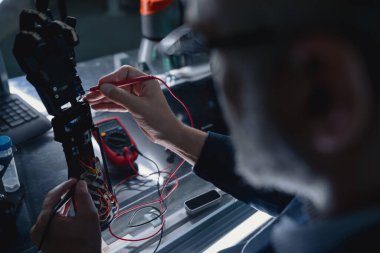 Robot mühendisi ayarlama, kalibreli robot protez el. Tıptaki modern teknoloji kavramı. Robotik protez, biyomekatronik ve nörobilim.