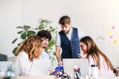 Yeni açılan bir şirket ofisinde yeni bir proje üzerinde çalışan bir grup genç iş arkadaşı. Eş zamanlı çalışma alanında çalışmak.