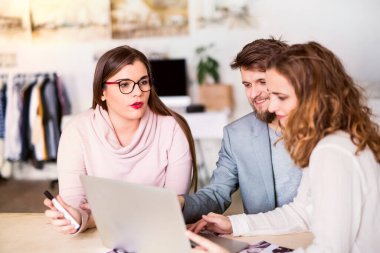 Yeni açılan bir şirket ofisinde yeni bir proje üzerinde çalışan bir grup genç iş arkadaşı. Eş zamanlı çalışma alanında çalışmak.