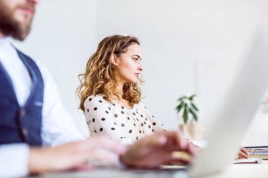 İki meslektaş yeni bir şirket ofisinde birlikte yeni bir proje üzerinde çalışıyorlar. Eş zamanlı çalışma alanında çalışmak.