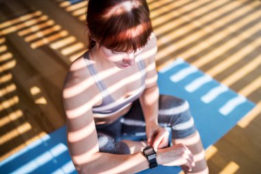 Güzel kızıl saçlı kadın, spor kıyafetleri giymiş, spor giyinen, spor salonundaki spor salonunda spor salonundaki spor salonunda antrenman yapıyor..