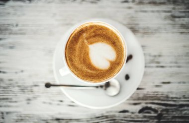 Kapuçino ya da latte ile kapuçino, kalp latte sanatı..