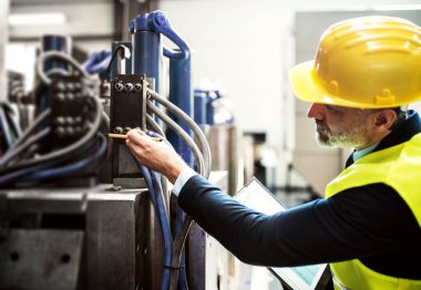 Modern endüstriyel fabrikadaki kontrol makinesinin portresi. Robot, robotik kollar ve otomasyon ile üretim tesisi.