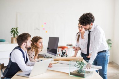 Yeni açılan bir şirket ofisinde yeni bir proje üzerinde çalışan bir grup genç iş arkadaşı. Eş zamanlı çalışma alanında çalışmak.