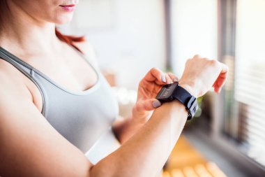 Güzel kızıl saçlı kadın, spor kıyafetleri giymiş, spor giyinen, spor salonundaki spor salonunda spor salonundaki spor salonunda antrenman yapıyor..