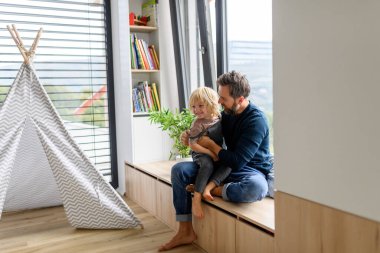 Babası kucağında küçük kızını, alnından öpüyor. Babam babacan anların tadını çıkarıyor. athers Günü konsepti.