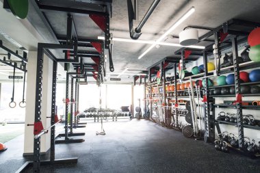 Spor aletleri, metal halterler, spor salonundaki güç eğitimi için raflardaki halterler..