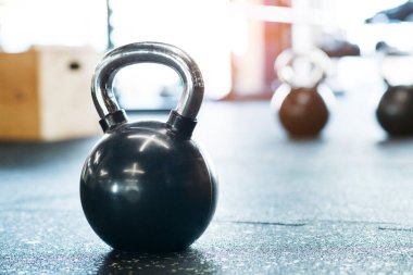 Spor salonunda yerde çan sesleri. Güç eğitimi için jimnastik malzemeleri.