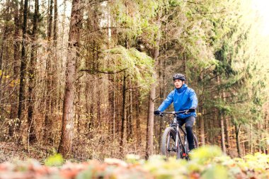 Güzel bir sonbahar sabahının ortasında bisikletli aktif bir adam. Aktif ve sağlıklı yaşam tarzı kavramı.
