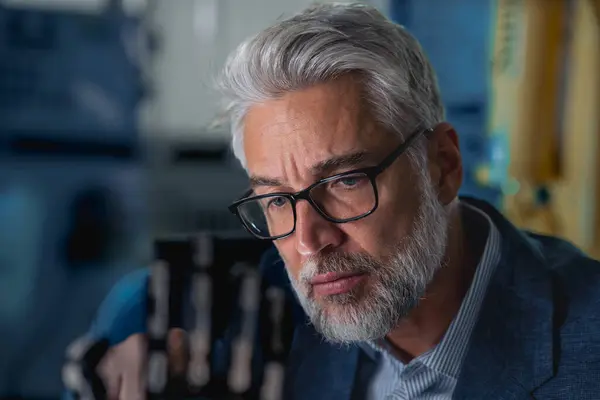 stock image Robotics engineer adjusting, calibring robotic prosthetic artificial hand. Concept of modern technology in medicine. Robotic prosthetics, biomechatronics and neuroscience.