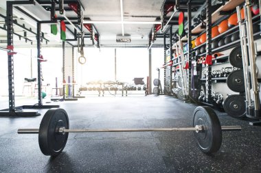 Halter spor salonunda. Spor aletleri, metal halterler, spor salonunda güç eğitimi için raflarda duran halterler.