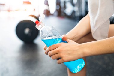 Spor salonunda sıkı çalıştıktan sonra el ele tutuşup içeceklerinizi yudumlayın.