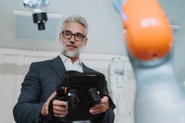 Otomasyon, robot mühendisi robotik diz değiştirme ameliyatı projesi üzerinde çalışıyor. Tıp, otomatikleştirilmiş süreçler ve sağlık hizmetlerindeki modern teknoloji kavramı.