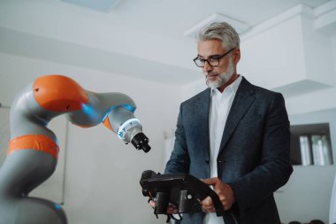 Otomasyon, robot mühendisi robotik diz değiştirme ameliyatı projesi üzerinde çalışıyor. Tıp, otomatikleştirilmiş süreçler ve sağlık hizmetlerindeki modern teknoloji kavramı.