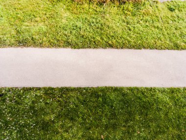 Koşu yolunun hava görüntüsü ya da parkın ortasında koşu yolu. Koşu eğitimi, insan yok..