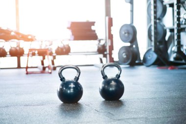 Spor salonunda yerde çan sesleri. Güç eğitimi için jimnastik malzemeleri.