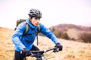 Güzel bir sonbahar sabahının ortasında bisikletli aktif bir adam. Aktif ve sağlıklı yaşam tarzı kavramı.