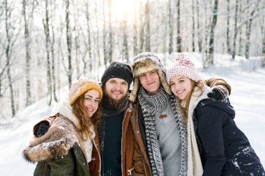 Karlı doğada yürüyüş yapan bir grup arkadaş. Mevsimin ilk karı