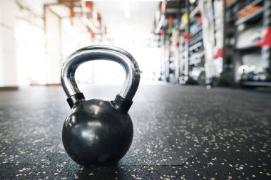 Spor salonunda yerde çan sesleri. Güç eğitimi için jimnastik malzemeleri.