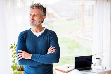 Merkez büroda duran yakışıklı adam. Telekomünikasyon ve ev ofisi.