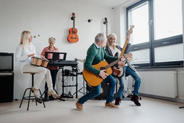 Bir grup son sınıf öğrencisi müzik enstrümanları çalmak için bir araya geliyor. Müziğin yaşlı insanlar üzerindeki terapi etkisi.