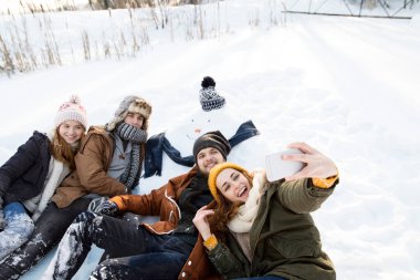 Arkadaşlar karda eğleniyor, büyük bir kardan adam yapıyorlar. Mevsimin ilk karı