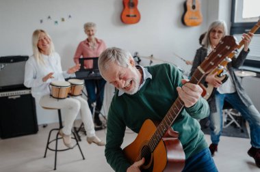 Bir grup son sınıf öğrencisi müzik enstrümanları çalmak için bir araya geliyor. Müziğin yaşlı insanlar üzerindeki terapi etkisi.