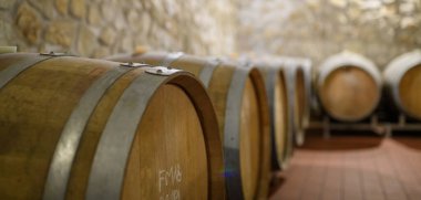 Şarap mahzeninde yıllanmış şarap fıçıları var. Şarap yapımı için geleneksel şarap deposu.