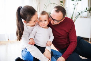 Aile fotoğrafı. Küçük bir çocukla genç ve mutlu bir çekirdek aile