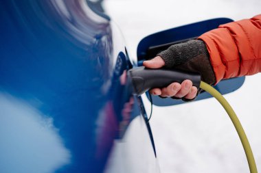 Şarj aletini şarj portuna tak. Kış mevsiminde elektrikli araçların şarj edilmesi ve kullanılması