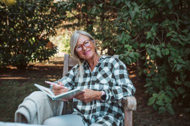 Güzel yaşlı kadınlar bahçede oturuyor ve günlüğünü yazıyorlar. Yaşlı kadın günlük tutuyor, düşüncelerini ve duygularını yazıyor.