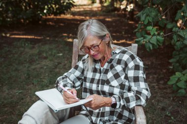 Güzel yaşlı kadınlar bahçede oturuyor ve günlüğünü yazıyorlar. Yaşlı kadın günlük tutuyor, düşüncelerini ve duygularını yazıyor.