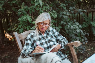 Güzel yaşlı kadınlar bahçede oturuyor ve günlüğünü yazıyorlar. Yaşlı kadın günlük tutuyor, düşüncelerini ve duygularını yazıyor.