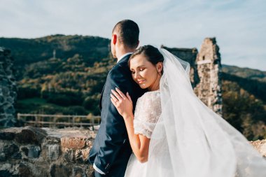 Dışarıda harabelerin yanında duran güzel bir çiftin portresi..