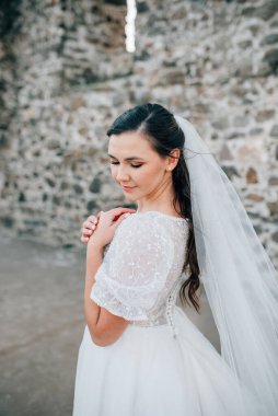 Kar beyazı gelinlik ve kısa kollu göz kamaştırıcı gelin..