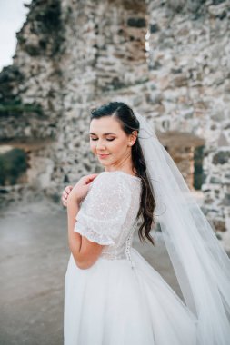 Kar beyazı gelinlik ve kısa kollu göz kamaştırıcı gelin..