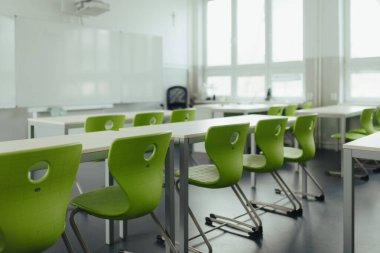 Biyoloji laboratuvarı ya da okuldaki sınıf. Yeşil plastik sandalyeli boş sınıf.