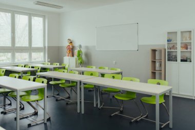 Okuldaki biyoloji laboratuvarı. Ekipmanlı boş sınıf.