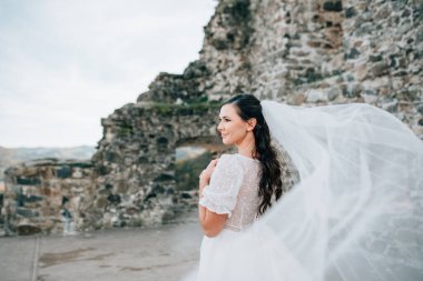 Kar beyazı gelinlik ve kısa kollu göz kamaştırıcı gelin..