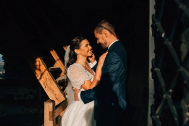 Büyük kapının altında duran güzel bir çiftin portresi..