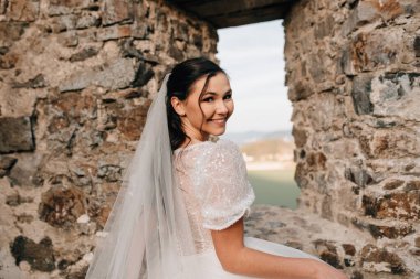 Kar beyazı gelinlik ve kısa kollu göz kamaştırıcı gelin..