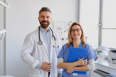 Doktor ve bayan hemşire özel muayenehanesinde. Doktor ofisinde sağlık çalışanları..