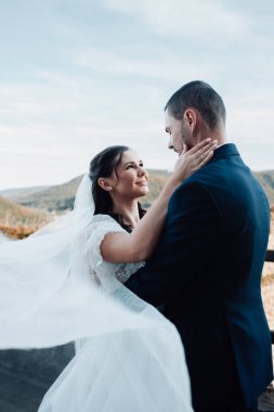 Güzel bir çiftin portresi. Sarılmak, harabelerin yanında dikilmek..